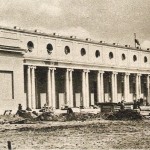 Widok na fasadę Trybuny Głównej, wrzesień 1954 r. (fot. "Stolica")