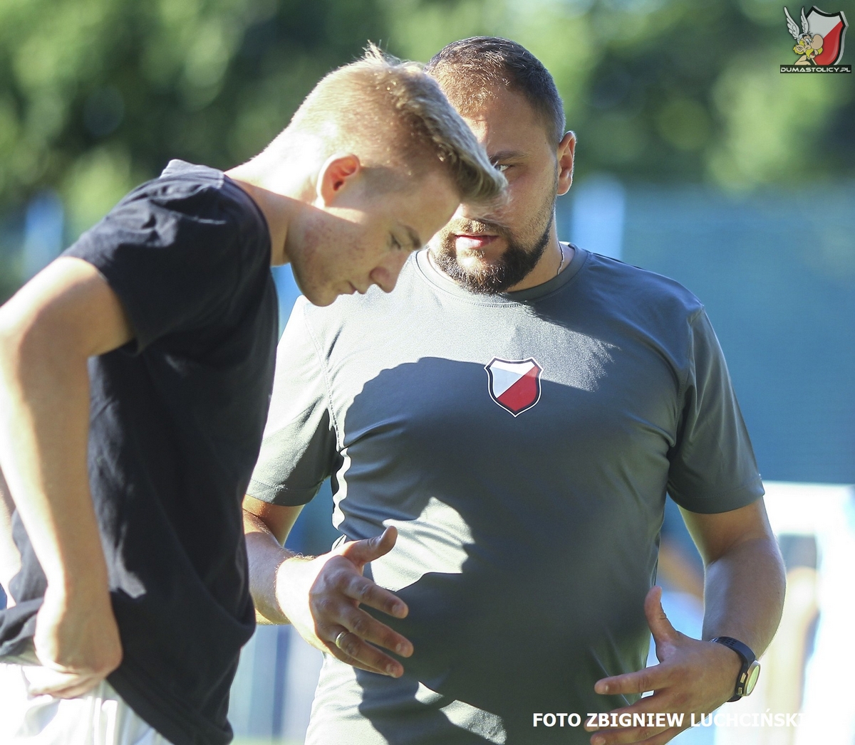 Wiktor Niewiarowski i trener Jakub Stęszewski