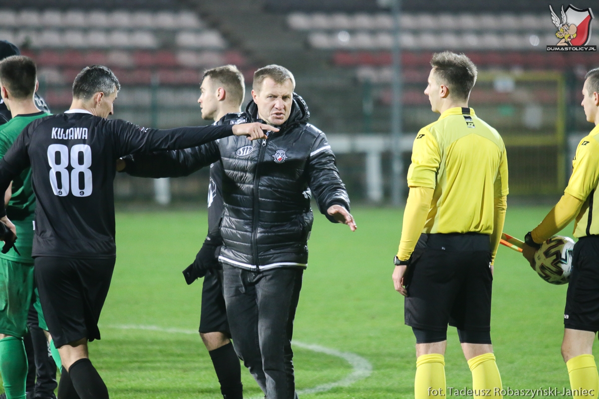 Wojciech Szymanek i sędzia Tomasz Majkowski